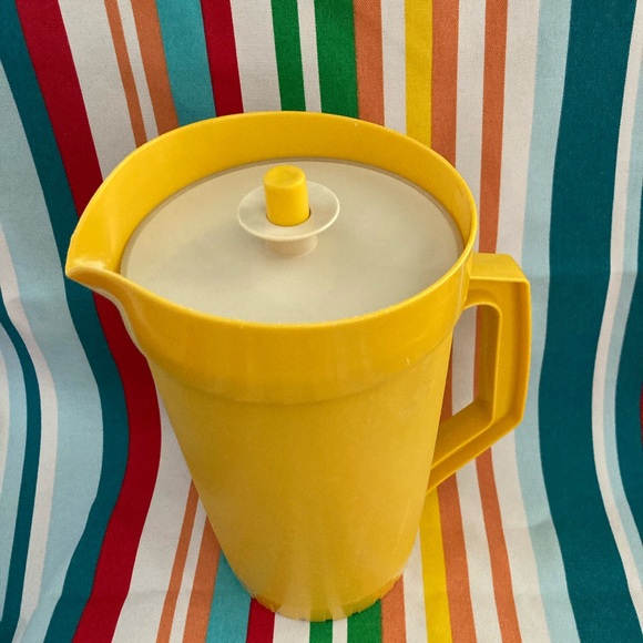 Vintage Tupperware Yellow Pitcher EUC retro pitcher Tupperware 2 Quart excellent - Picture 2 of 13